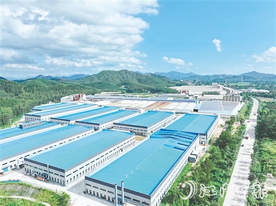 走進金雞鎮(zhèn)工業(yè)園北部片區(qū)，曾經(jīng)荒置的土地被鋼結構廠房取代，不少生產(chǎn)車間內(nèi)機器轟鳴，呈現(xiàn)一派繁忙景象。