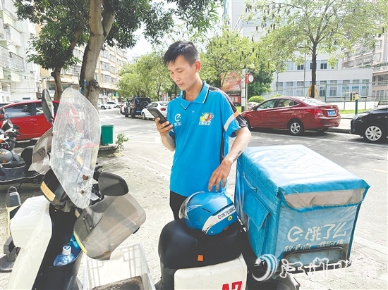 7年的騎手生涯，讓黃錦文成了開平街頭的“活地圖”。