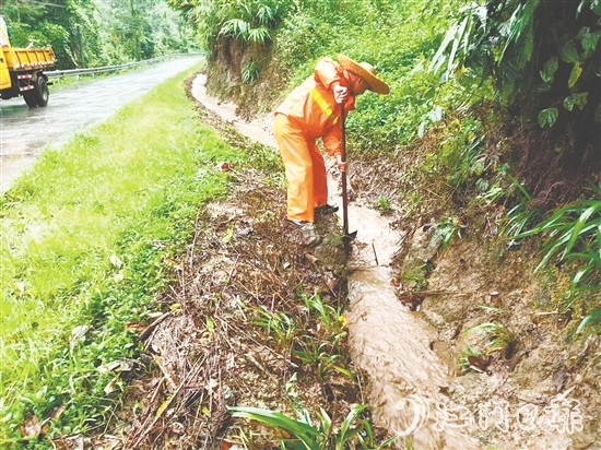 道路養(yǎng)護人員清理被泥沙落葉堵塞的邊溝涵洞，確保雨水快速排走。