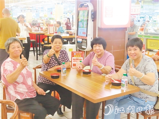 長(zhǎng)者們點(diǎn)贊養(yǎng)生湯。