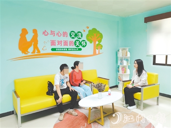 專家正在與親子家庭面對面溝通，了解親子關(guān)系實際情況。