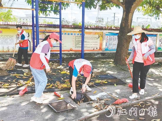 黨員教師們打掃衛(wèi)生死角。