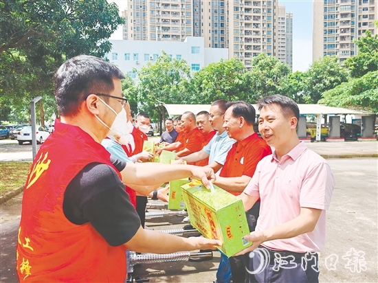 長沙商會(huì)為工作人員送上清涼飲料。
