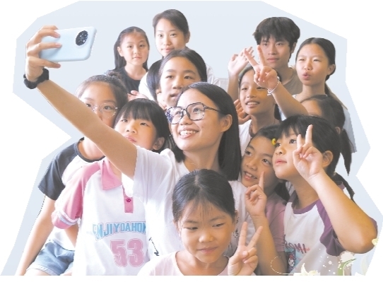 隊(duì)員們和學(xué)生其樂(lè)融融。