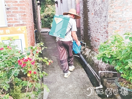 三江鎮(zhèn)應(yīng)急消殺隊(duì)對(duì)蚊蟲(chóng)易孳生場(chǎng)所進(jìn)行全面消殺。