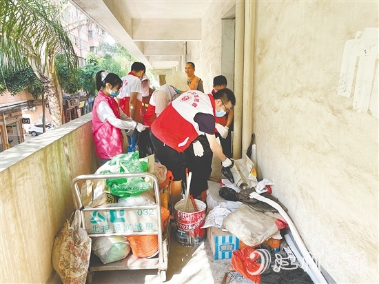 會(huì)城街道明興社區(qū)聯(lián)合結(jié)對(duì)單位志愿者，對(duì)無(wú)主車房?jī)?nèi)的廢品進(jìn)行全面清理。