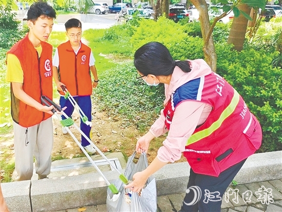 圭峰會(huì)城凝聚社會(huì)各方力量，參與人居環(huán)境集中整治攻堅(jiān)行動(dòng)，共建美麗家園。