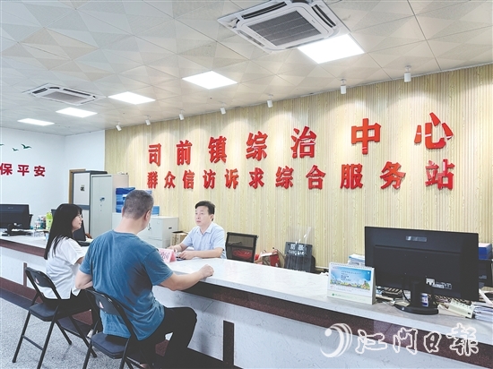 石政國在司前鎮(zhèn)綜治中心接訪群眾。