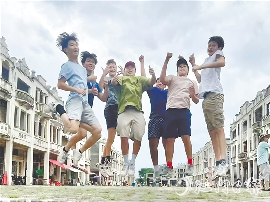 華裔青少年在端芬鎮(zhèn)梅家大院開(kāi)心地合影留念。