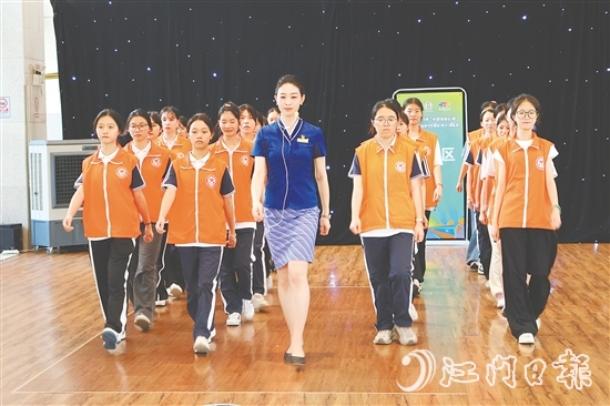 為確保服務(wù)質(zhì)量，全體志愿者參與崗前培訓(xùn)，涵蓋排球賽事通識(shí)、基本禮儀、崗位操作規(guī)范及場(chǎng)地動(dòng)線熟悉。