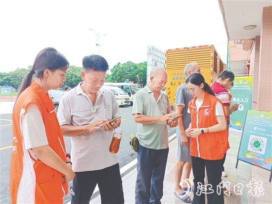 志愿者在賽場(chǎng)入口引導(dǎo)觀眾入場(chǎng)，耐心解答疑問(wèn)。