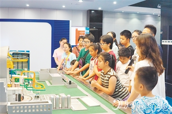 在核電科普展廳，核電站模型、互動裝置和圖文展板吸引了大家的目光。