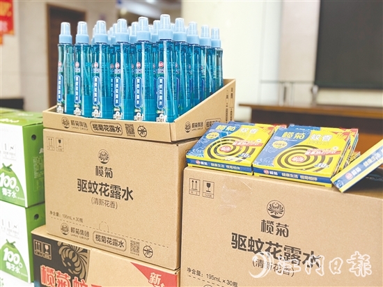 臺山市總工會為堅守崗位的職工送去防蚊防暑物資。