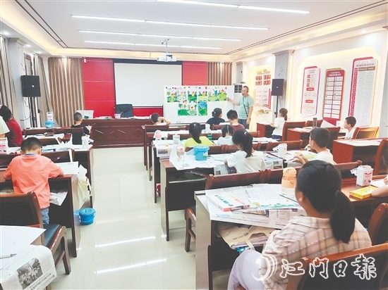 公益學(xué)堂為孩子們開設(shè)繪畫課程。