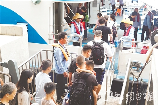 川島鎮(zhèn)提前部署，從交通調度、服務提升、安全監(jiān)管等多方面發(fā)力，讓游客從登島到離島的全過程都能感受到便利與安心。