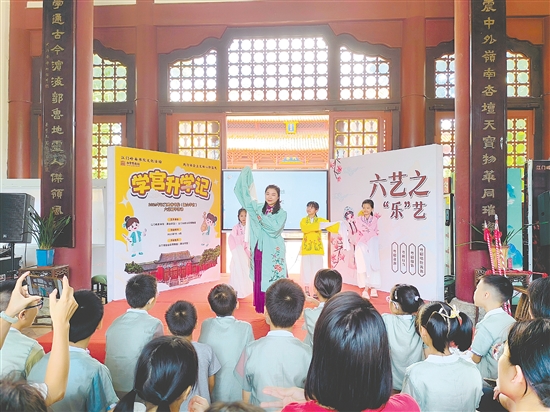 專業(yè)老師現(xiàn)場演示粵劇的水袖輕揚、花槍翻飛。