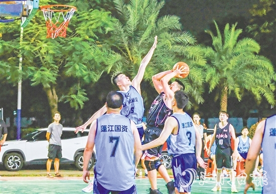 球員們在籃球場上揮灑汗水。