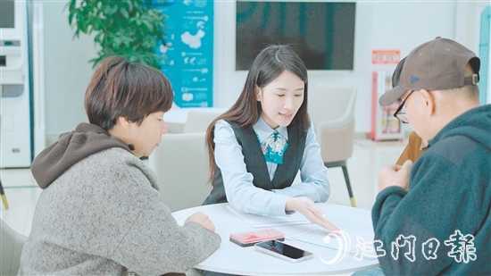 農(nóng)行工作人員為客戶提供服務。