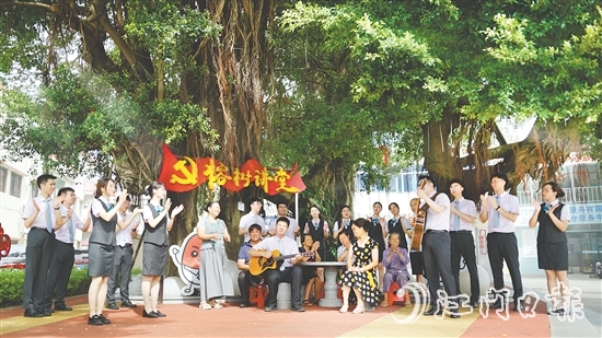 農(nóng)行員工與當?shù)鼐用裥倪B心、手牽手。