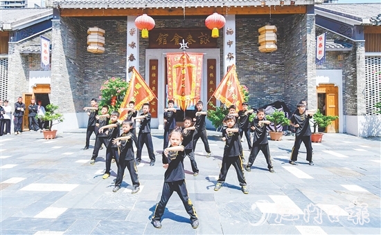 參演者一招一式如行云流水，生動展現(xiàn)詠春拳的剛?cè)岵?jì)與靈活多變。