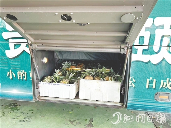 “客貨郵融合”利用公交車行李箱“順路帶貨”，為農戶提供農產品小批量訂單運輸服務。