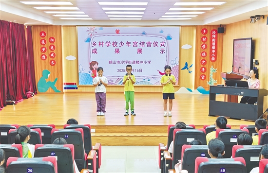 沙坪街道樓沖小學(xué)在“鄉(xiāng)村學(xué)校少年宮”活動(dòng)中開設(shè)傳統(tǒng)文化類課程，悠揚(yáng)笛聲浸潤(rùn)學(xué)生心靈。