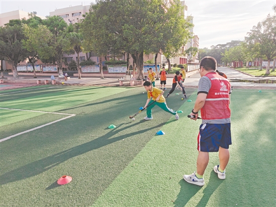 為了讓學(xué)生在暑假期間也能強(qiáng)身健體、提升體育素養(yǎng)，共和鎮(zhèn)中心小學(xué)有效利用學(xué)校場(chǎng)地優(yōu)勢(shì)，積極打造多種體育運(yùn)動(dòng)類課程，點(diǎn)燃學(xué)生的夏日運(yùn)動(dòng)激情。