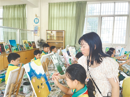 雅瑤鎮(zhèn)寶瑤小學(xué)結(jié)合本地“鐵夫文化”開設(shè)的油畫課程備受學(xué)生喜愛。