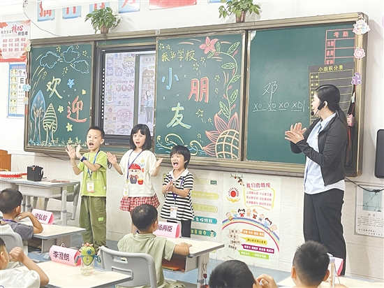 課堂上，教師通過簡(jiǎn)單易懂的講解和互動(dòng)環(huán)節(jié)，幫助小朋友們快速融入小學(xué)校園生活。