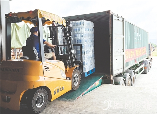 1800箱瓶裝水從恩平市大田鎮(zhèn)裝車，發(fā)往澳門特別行政區(qū)。