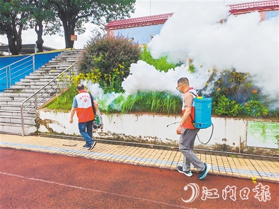 行動(dòng)中，志愿者分工協(xié)作，清理蚊蟲孳生地，開展消殺工作。