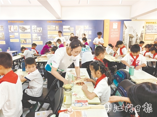 團恩平市委攜手“青年大學生突擊隊”下鄉(xiāng)服務，組建充滿活力的“官方帶娃團”，把“夏日課堂”開設(shè)到群眾最需要的地方。