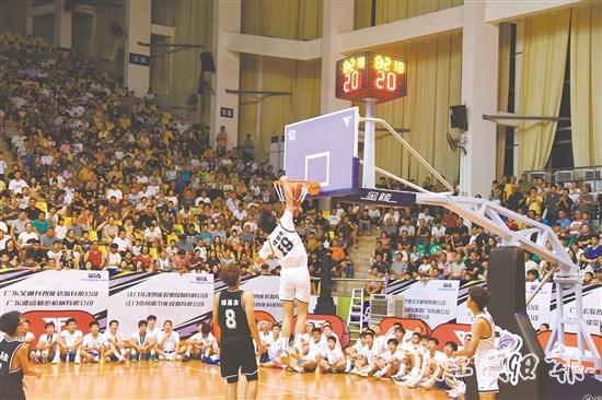 籃球明星與青少年球員上演精彩對決，贏得全場觀眾的陣陣喝彩。