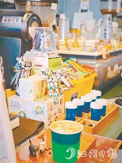 “源石珈啡”店內(nèi)擺放了客人珍藏的手辦，咖啡香里藏著童心與回憶。