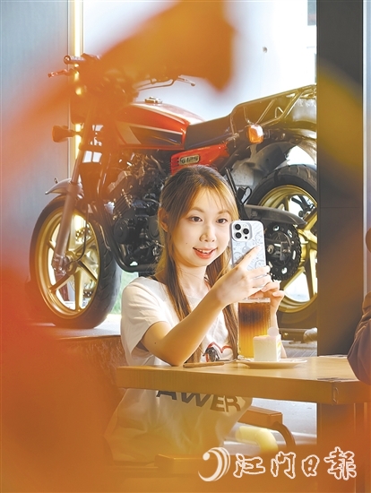 不少機(jī)車愛好者在“MORKE摩可咖啡”與經(jīng)典機(jī)車合影。