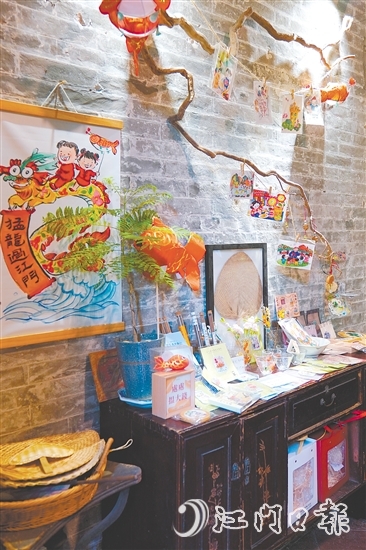 “黃家巷9號(hào)咖啡”店內(nèi)展示了各種五邑文創(chuàng)產(chǎn)品。