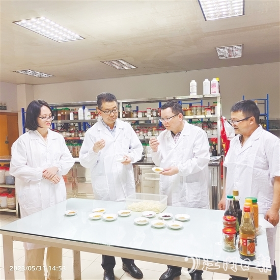 陳杰（右二）和同事仔細(xì)比對(duì)新研發(fā)產(chǎn)品的各項(xiàng)指標(biāo)。