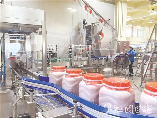 粵師傅公司將現(xiàn)代科技融入傳統(tǒng)工藝，不僅能保持產(chǎn)品的獨(dú)特風(fēng)味，更能實(shí)現(xiàn)生產(chǎn)的標(biāo)準(zhǔn)化、規(guī)模化。