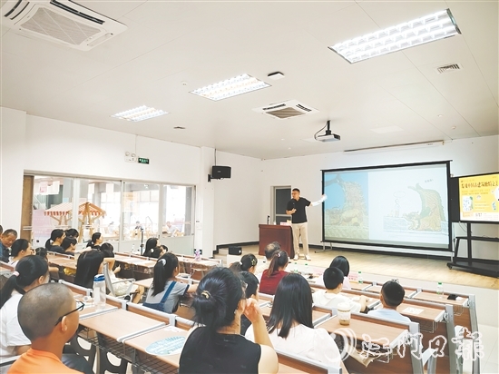 楊大煒借助生動(dòng)視頻與趣味圖案為大家解析中國(guó)古建筑的特點(diǎn)。