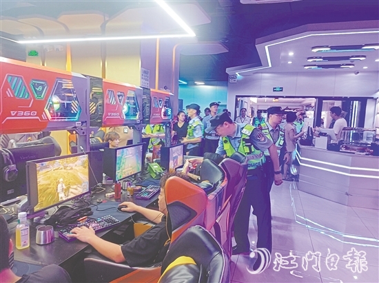 行動(dòng)中，警方對重點(diǎn)場所開展檢查。