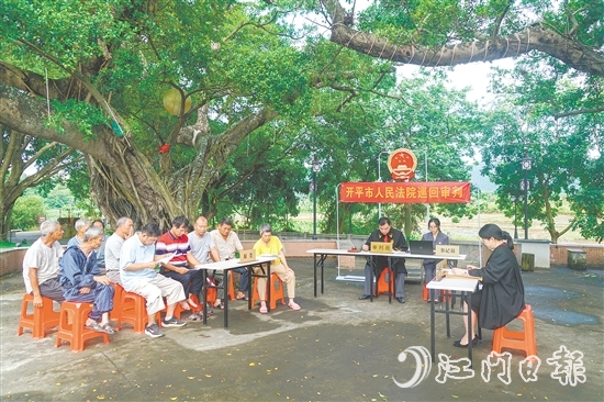 “紅棉解紛驛站”來到基層一線，土地承包糾紛在池塘旁的榕樹下得到圓滿解決。