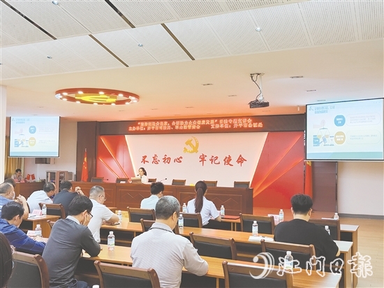 開(kāi)平市公證處工作人員到翠山湖產(chǎn)業(yè)園開(kāi)展普法宣傳。