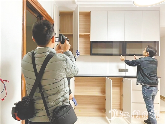 公證處工作人員為某個(gè)體戶提供證據(jù)保全公證服務(wù)。