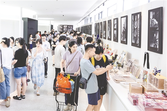 位于開平市塘口鎮(zhèn)的先鋒天下糧倉書店游人如織。