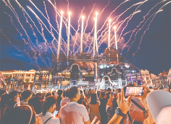 暑假期間，赤坎華僑古鎮(zhèn)推出夏日焰火音樂會(huì)，為游客帶來更豐富的游玩體驗(yàn)。