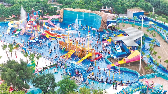 江海區(qū)長廊生態(tài)園水上樂園游客眾多，“熱度”十足。景區(qū)供圖