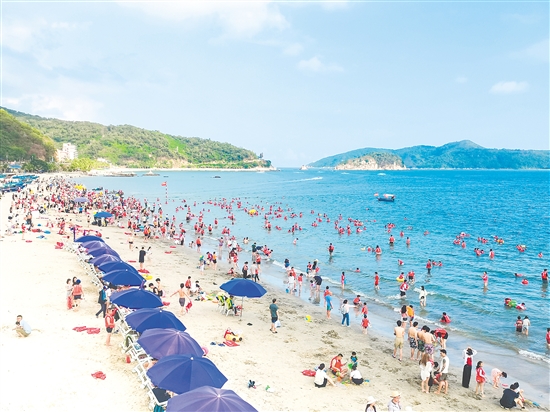 夏日炎炎，不少游客來到臺(tái)山市川島鎮(zhèn)川山群島沖浪消暑。川島鎮(zhèn)供圖