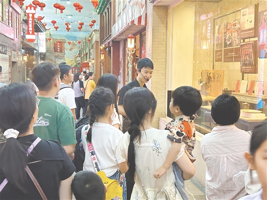 中國僑都華僑華人博物館吸引眾多市民游客前來參觀。