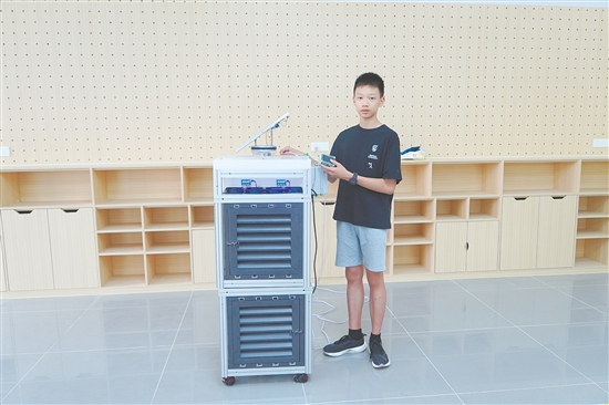 張馭和“苔蘚空氣質(zhì)量清潔器”合影。