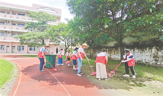 黨員教師清理垃圾。